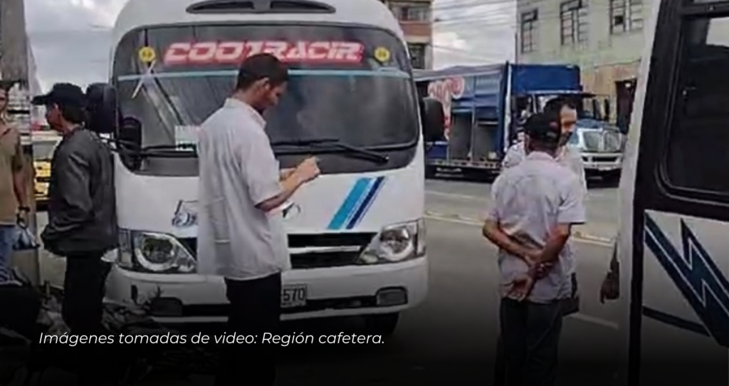Conductor de bus herido en intento de robo en Armenia, resulta en colisión.