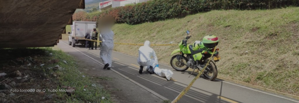 Violento crimen en Copacabana: Hombre asesinado en puente peatonal