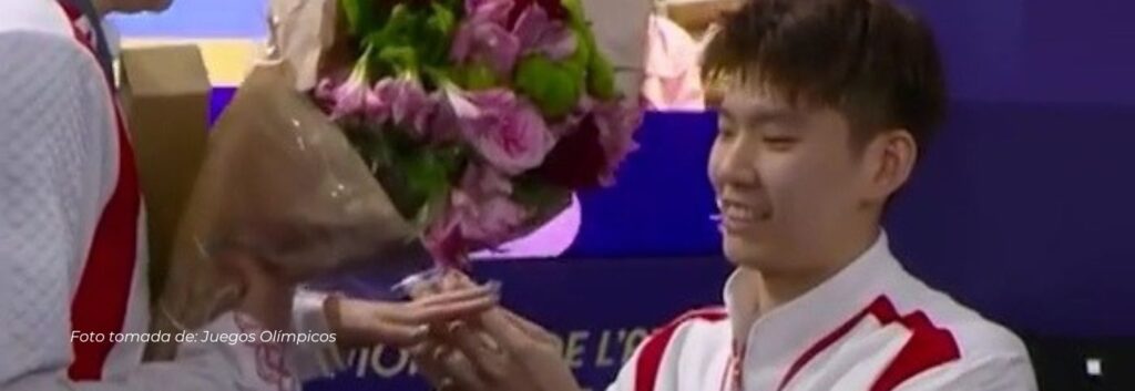 Oro y amor: Deportista china acepta propuesta de matrimonio tras recibir la medalla de oro en los Juegos Olímpicos Paris 2024