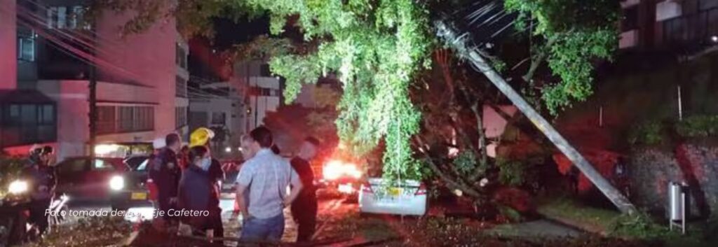 Vendaval desata caos en Pereira: árboles caídos, casas destechadas y un carro en llamas