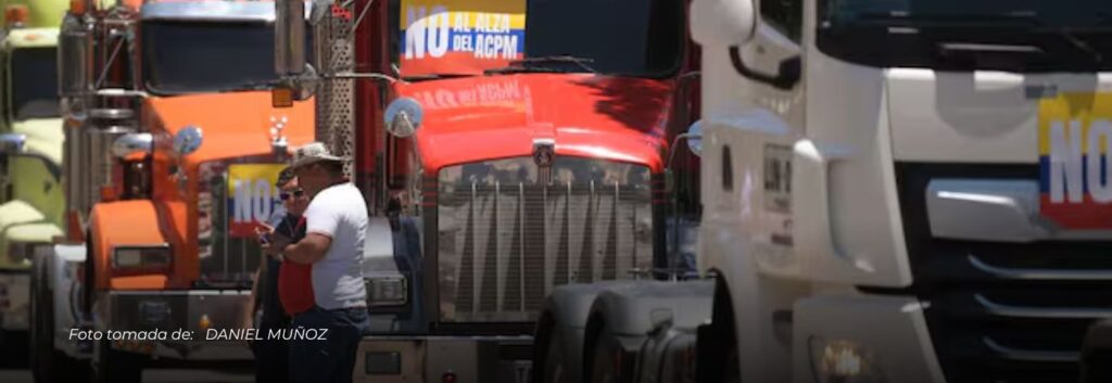 Paro camionero causa estragos: Bloqueos intermitentes afectan vías principales y transporte público