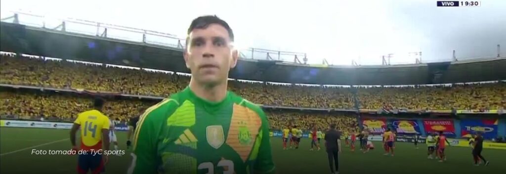 Fuerte reacción del ‘Dibu’ Martínez, el arquero podría enfrentar una dura sanción tras empujar un camarógrafo