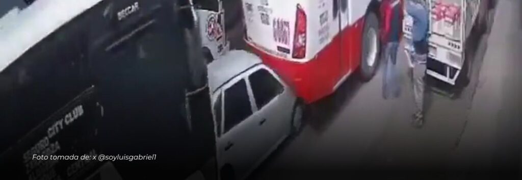 Impactante accidente en México, carro aplastado entre dos autobuses