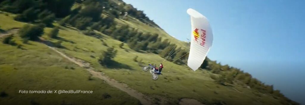Tom Pagès asombra al mundo con su ‘Ride and Fly’: combinando el motocross y el parapente