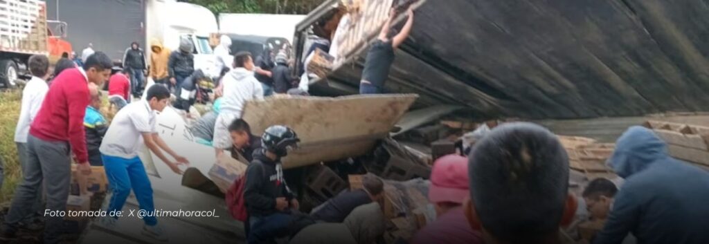 Tractomula cargada de cerveza se vuelca en Cauca y es saqueada por la comunidad en minutos
