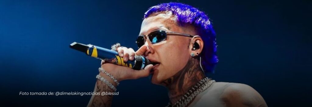 ¡Tensión en el escenario! Blessd se molestó con un fan luego de que le lanzara un objeto en concierto