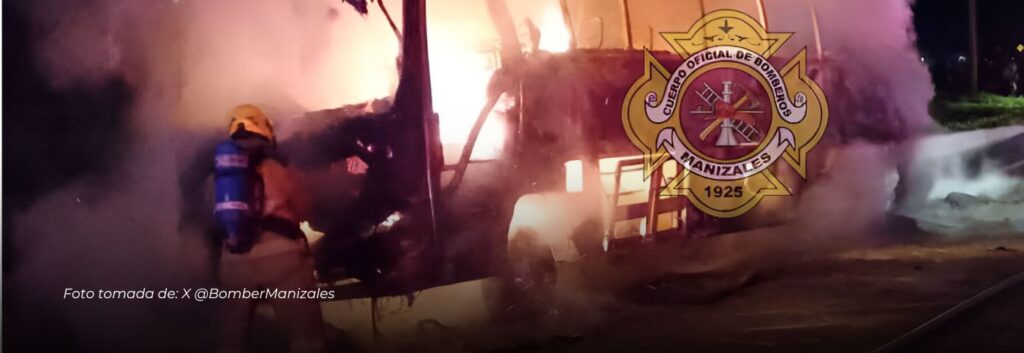 Bus de transporte público se incendió en Tres Puertas, en la vía Manizales-Medellín