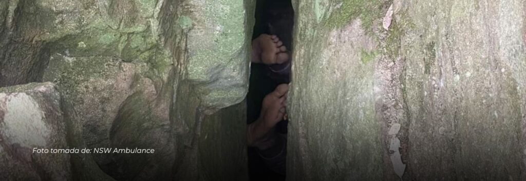 Rescatan a mujer que pasó 7 horas atrapada boca abajo entre rocas tras intentar recuperar su teléfono