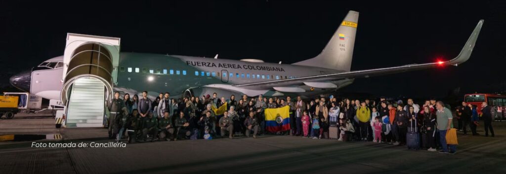 El segundo vuelo humanitario con 105 colombianos repatriados desde el Líbano llegó a Bogotá
