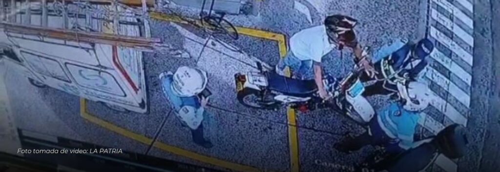 Polémica en Manizales: video capta pelea entre agente de tránsito y motociclista en un gasolinera