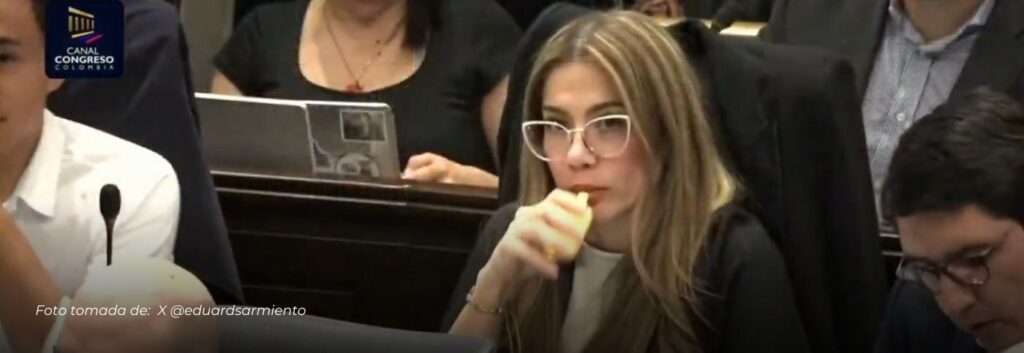 Críticas a Catherine Juvinao por usar un vapeador durante debate del congreso de la reforma a la salud