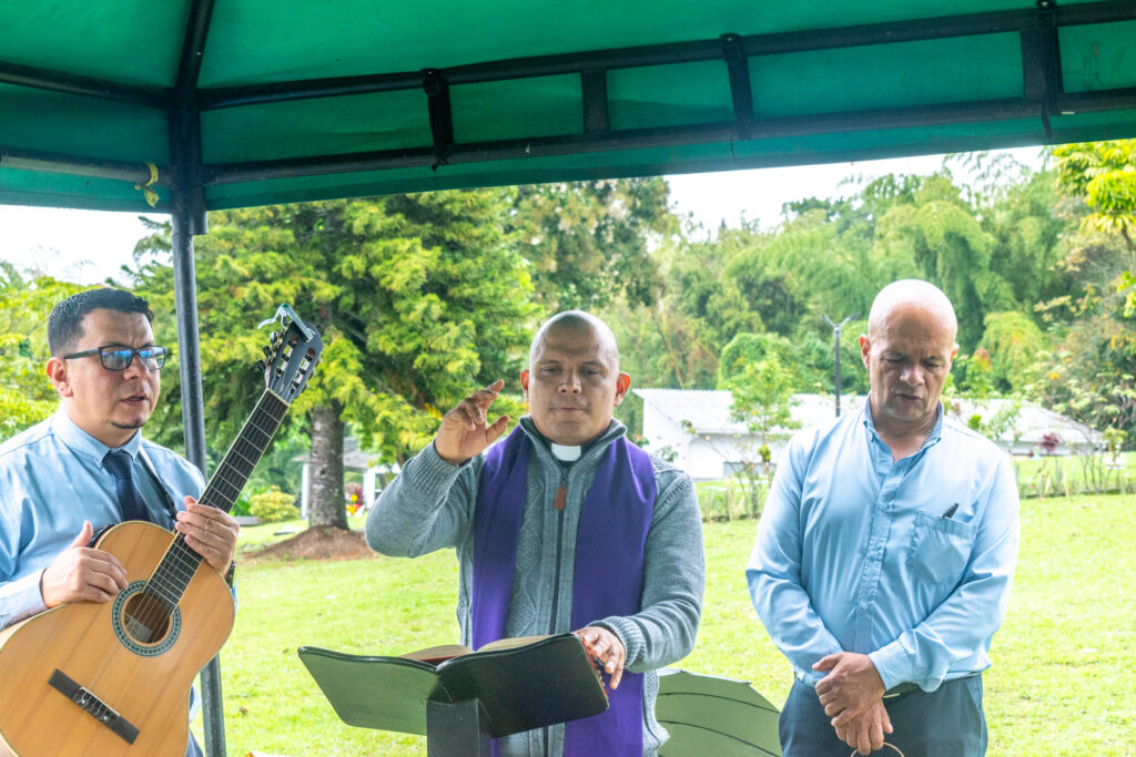 César Augusto Ladino: El Sacerdote que Transforma el Duelo en Esperanza desde Jardines de Armenia