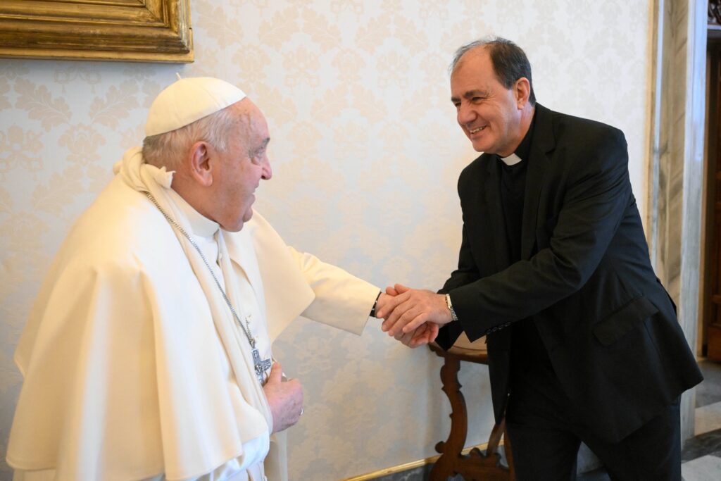 Papa Francisco: Se lesiona el brazo tras caerse en la Casa de Santa Marta (Domus Sanctae Marthae)