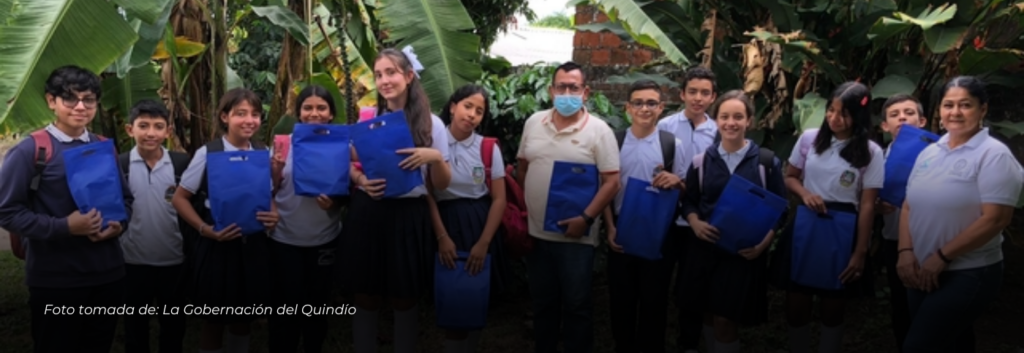 Se entregaron kits escolares para incentivar a los estudiantes de los Clubes Defensores del Agua en Quindío