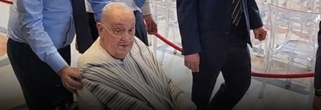 El papa Francisco reaparece por sorpresa en San Pedro con atuendo informal durante su convalecencia