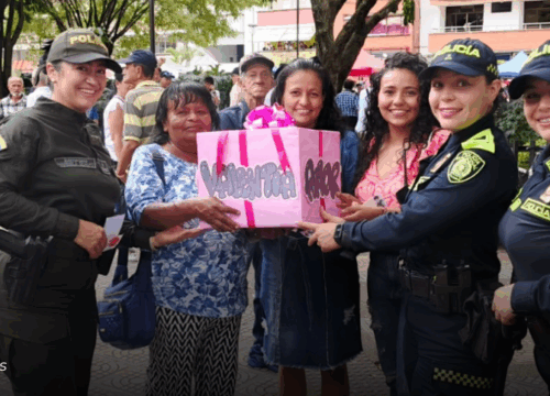 Policía de Caldas exalta a las madres como heroínas de la vida en emotivo homenaje en Chinchiná