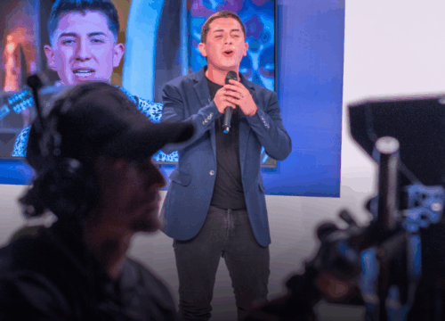 De los buses a los grandes escenarios: Kevin Muñoz, el cantante de Pensilvania que transforma sueños en canciones