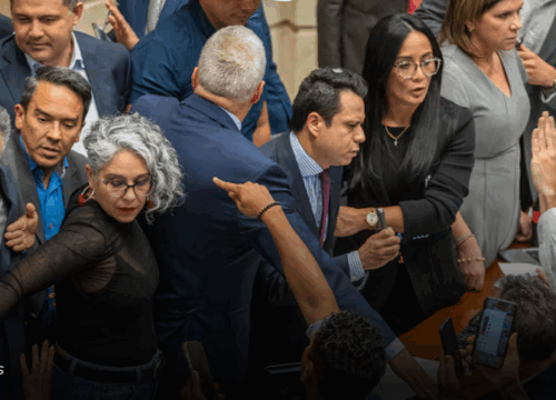 Senado niega consulta popular de Petro y el presidente denuncia fraude desde China
