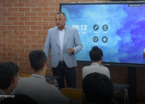 Armenia marca un hito nacional: las instituciones educativas llegan al 100% de aulas digitalizadas