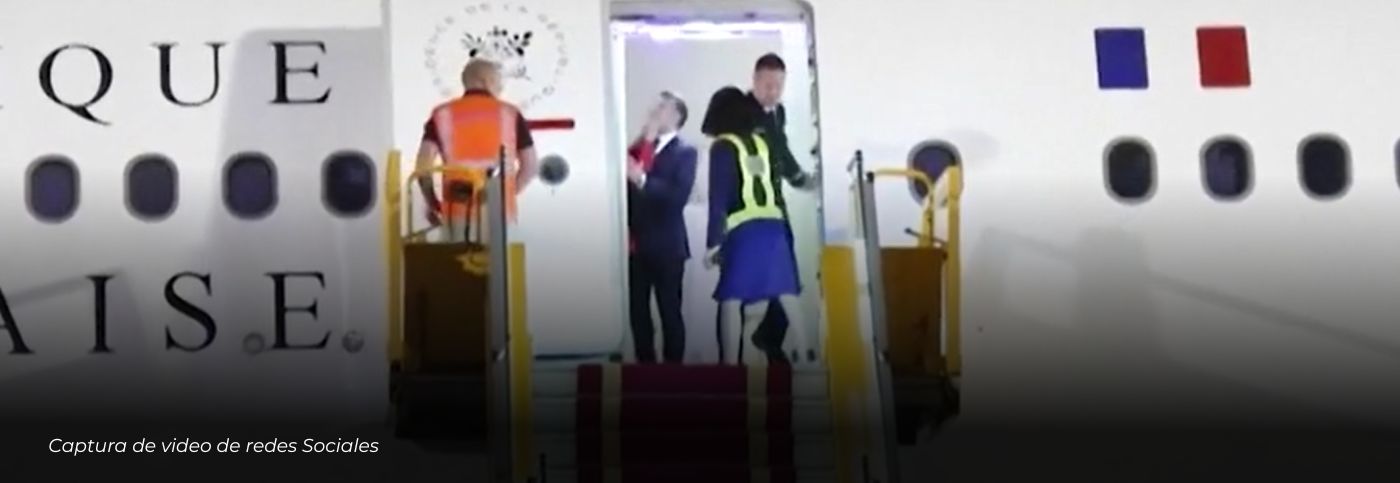 El inusual momento protagonizado por Macron y su esposa sería una “broma”