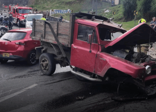 Vehículo perdió el control y chocó contra separador en el sector El Paraíso de Manizales
