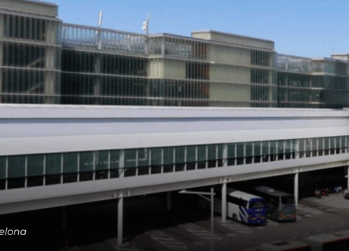 Investigan a padres que dejaron a su hijo en el aeropuerto de Barcelona por inconvenientes con su pasaporte