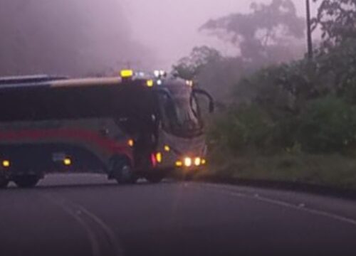 Bloqueo total en la vía Risaralda–Chocó tras interceptación de bus: investigan posible atentado con explosivos