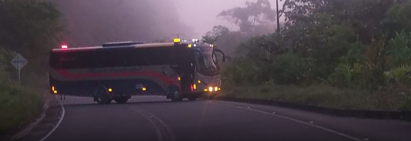 Bloqueo total en la vía Risaralda–Chocó tras interceptación de bus: investigan posible atentado con explosivos
