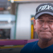 Orlando Jaramillo alegra a los niños de Neira y muestra la magia del pueblo con sus carritos