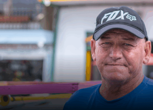 Orlando Jaramillo alegra a los niños de Neira y muestra la magia del pueblo con sus carritos