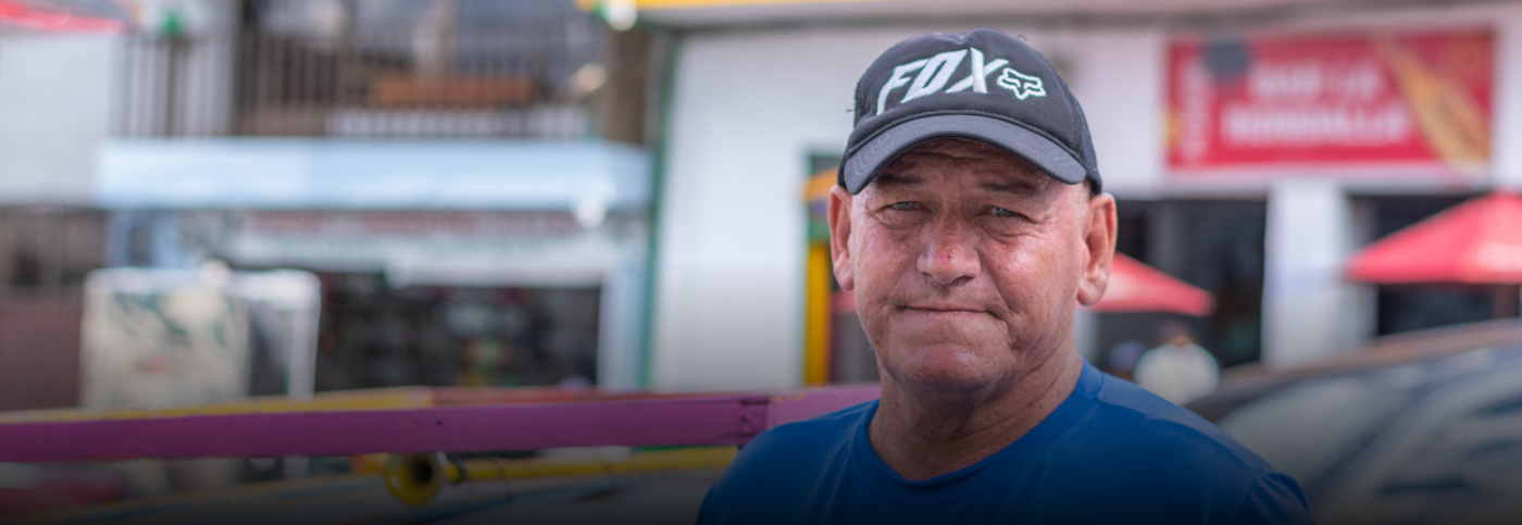 Orlando Jaramillo alegra a los niños de Neira y muestra la magia del pueblo con sus carritos