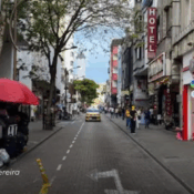 Fotografía de las calles de Pereira, Risaralda donde se ve comercio como locales.