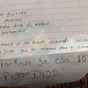 Fotografía de una hoja de papel con un escrito de una lista de productos básicos para cocinar.