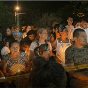 Fotografía de personas en una velatón de velas en armenia, quindíoLa ciudad de Armenia continúa consternada tras la muerte accidental de una niña de cinco años ocurrida en un parque infantil. El hecho ha despertado preocupación entre los habitantes y líderes comunales, quienes señalan el mal estado de varios espacios recreativos que representan un riesgo para los niños.