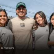 Fotografía de personas, el gobernador de Risaralda con estudiantes