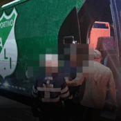 Tragedia en la caravana del Deportivo Cali: un aficionado falleció arrollado por el bus del club