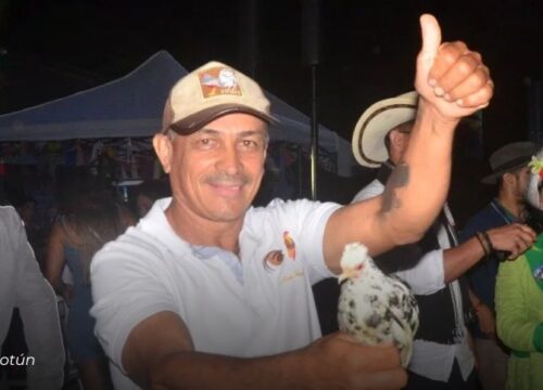 Tita, la gallina que se robó el show en la Feria del Gallo y la Gallina Ornamental en la Florida