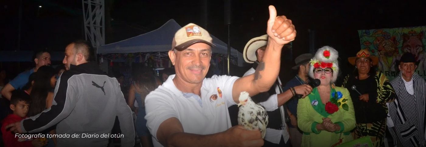 Tita, la gallina que se robó el show en la Feria del Gallo y la Gallina Ornamental en la Florida