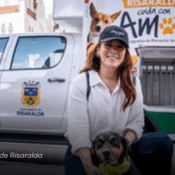 Mujer con un perrito y detrás una camioneta en Santa Rosa de Cabal, Risaralda que fue entregada por el gobernador de este departamento