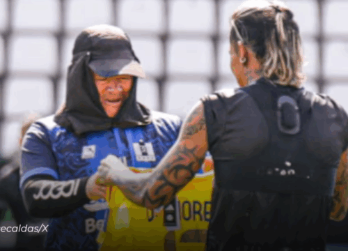 Dayro Moreno regresó al Once Caldas y sorprendió al ‘Arriero’ Herrera con un emotivo regalo de la Selección