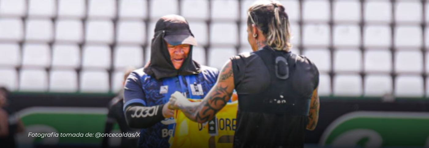 Dayro Moreno regresó al Once Caldas y sorprendió al ‘Arriero’ Herrera con un emotivo regalo de la Selección