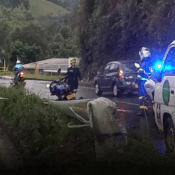Accidente en Villamaría: vehículo derribó poste y un motociclista resultó afectado