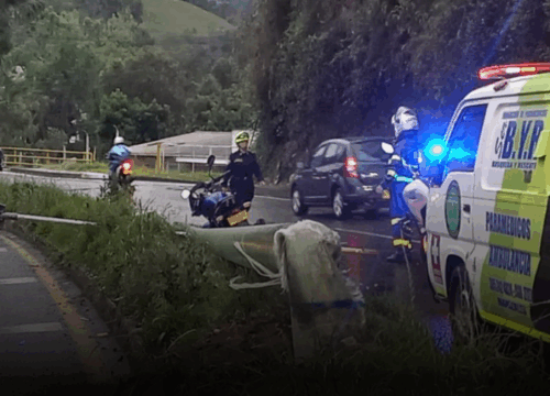 Accidente en Villamaría: vehículo derribó poste y un motociclista resultó afectado