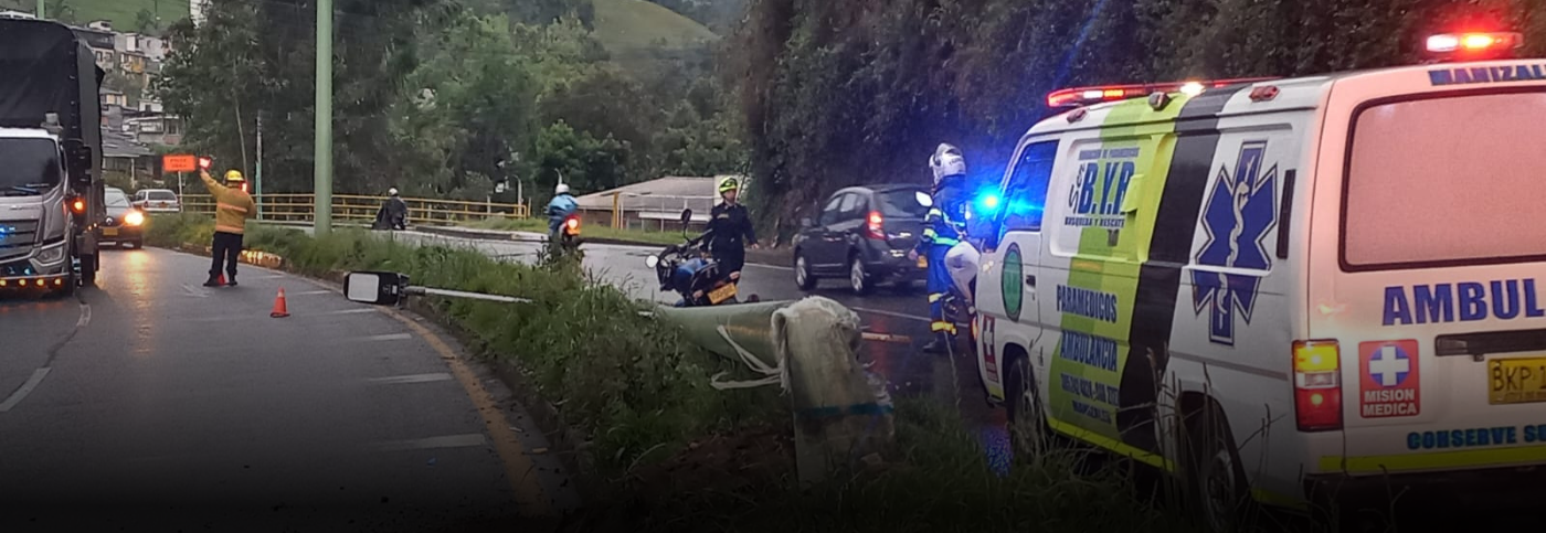Accidente en Villamaría: vehículo derribó poste y un motociclista resultó afectado