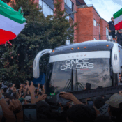 Cada partido, una fiesta: El ritual de la hinchada del Once Caldas