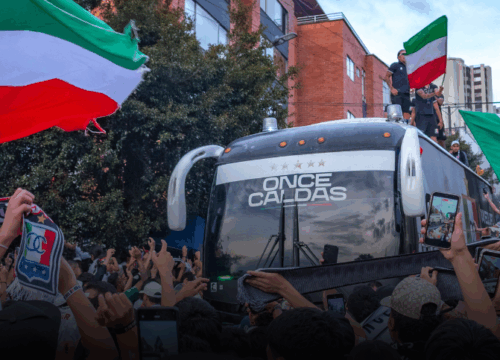 Cada partido, una fiesta: El ritual de la hinchada del Once Caldas