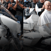 El Papa León XIV firma una BMW para subasta benéfica a niños de Madagascar