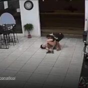 obo frustrado en Costa Rica: Mujer evita que le roben su celular en un restaurante aplicando técnica de jiu-jitsu contra el ladrón