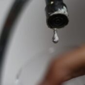 Agua cayendo del grifo