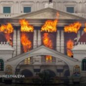 Edificio en Nepal en llamas.